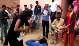 Video: Bị nạn nhân đánh trả, yêu râu xanh phải qùy gối xin lỗi