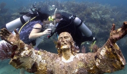 Video: Cặp đôi làm đám cưới ở bức tượng cổ dưới đáy biển