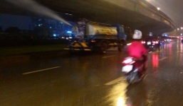 Chuyện lạ: Hà Nội mưa ngập đường, công ty cây xanh vẫn tưới cây