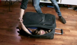 Video: Cô gái 'không xương' cuộn người nằm gọn trong vali