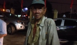 Hà Nội: Cụ ông lang thang có hai ví đầy tiền