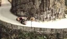 Video: Màn drift xe thót tim trên núi Tianmenshan