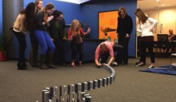 Video: Ngỡ ngàng hiệu ứng domino 10.000 chiếc iPhone siêu đẹp