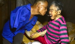 Người đàn ông đút cơm cho mẹ bằng miệng gây 'sốt' ở Trung Quốc