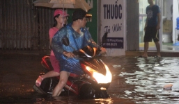 Video: Mưa lớn, người dân Hà Nội chèo thuyền trên phố