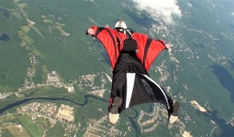 Video: Siêu nhân bay vun vút trên phố làm người dân ngỡ ngàng