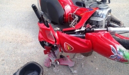 Xe biển tứ quý vượt đèn đỏ đâm vào xe tải, 2 thanh niên nhập viện