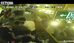 Nhân viên đổ thẳng nồi nước sôi lên người thực khách vì bị phàn nàn