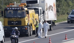 Phát hiện 70 thi thể đang phân hủy trong xe tải bị bỏ lại bên đường