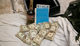 Bất ngờ phát hiện két sắt bí mật chứa nhiều tiền khi sửa bếp