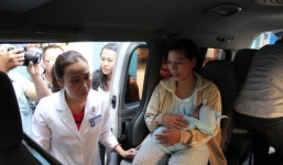 Bé trai sơ sinh bị dao đâm vào đầu có nghị lực rất mãnh liệt