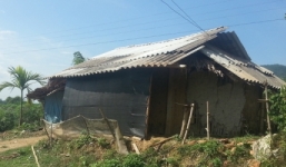 Bé gái bị “yêu râu xanh” giở trò đồi bại tại căn nhà xập xệ