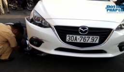 Nữ tài xế mất lái, xế hộp 'nuốt' xe máy trên đường Trung Kính