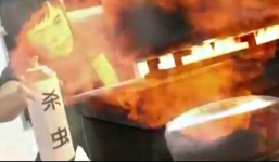 Video: Xịt thuốc diệt gián gần bếp gas, bà nội trợ biến thành 'đuốc sống'