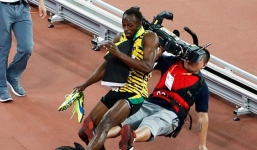 Video: Usain Bolt suýt giải nghệ do va chạm với cameraman 
