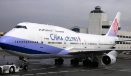 Xe chở băng chuyền hành lý đụng máy bay ở Tân Sơn Nhất