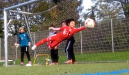 Video: Thủ môn nhí 7 tuổi cản phá xuất thần không thua kém Neuer 