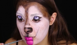 Cô gái 21 tuối trang điểm thành thú cưng