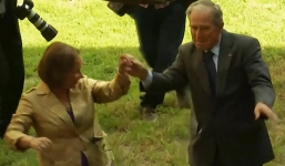 Video: Cựu Tổng thống Mỹ Bush trổ tài khiêu vũ