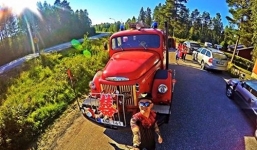 Xôn xao đám cưới rước dâu bằng xe cứu hỏa của người Việt