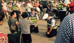 Video: Cảnh sát giao thông quỳ gối giải thích luật cho người vi phạm