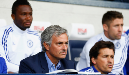 HLV Mourinho nhận 'quà đắng' trong ngày trọng đại