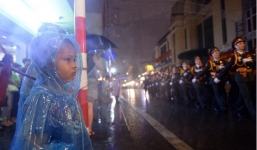 Chùm ảnh: Người dân đội mưa xem tổng duyệt diễu binh, diễu hành