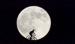 Những hình ảnh ấn tượng về siêu trăng đầu tiên của năm 2015