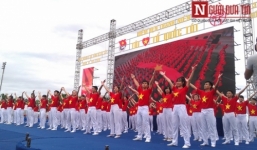 Video: Hơn 12.000 bạn trẻ ở Hà Nội tham gia chào cờ, hát quốc ca