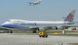 Vụ xe băng chuyền đâm máy bay: Ai sẽ bồi thường 1 triệu USD?