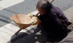 Cụ bà ăn xin và câu chuyện 5,000 đồng khiến dân mạng xôn xao