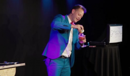 Video: Màn cầu hôn độc đáo của ảo thuật gia nổi tiếng