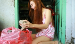 Bộ ảnh chân thực về cuộc sống của cô gái chuyển giới ở Sài Gòn