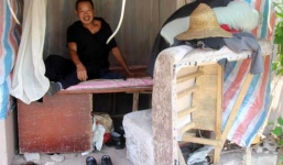 Muốn tặng vợ nhẫn kim cương, chồng quyết sống dưới gầm cầu