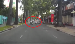 Video: Bị 2 tên cướp giật túi xách, người phụ nữ ngã xuống đường