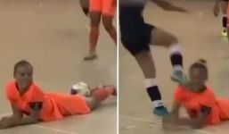 Video: Nữ cầu thủ futsal 'no đòn' vì quá kĩ thuật 