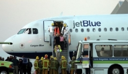 Hành khách nữ dùng dao cạo, bình hơi cay đánh nhau trên máy bay