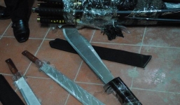 Bắt giữ nhiều kiếm sắt, dao găm nhập lậu