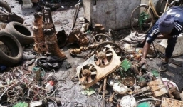 Phân loại rác, nữ công nhân nhặt được ví đầy vàng