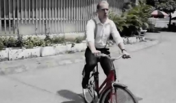 Chàng trai Tây cover 'Xe đạp ơi' làm nao lòng phái đẹp