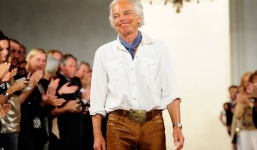 Từ cậu bé nghèo khổ thành tỷ phú thời trang thế giới