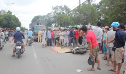 Va chạm với xe máy, thiếu nữ bị xe ben cán tử vong