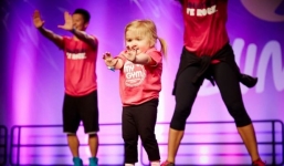 Cô bé 6 tuổi mắc bệnh hiểm nghèo nhảy Zumba cực điêu luyện