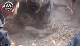 Video: Đào bới đống đổ nát, cứu sống 2 người sau trận mưa bom