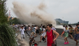 TQ: Sóng khổng lồ đập vào đê chắn, du khách hoảng sợ bỏ chạy