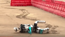 Video: Cười nghiêng ngả với những màn ngã 'siêu độc' của robot