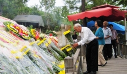 Hàng nghìn người viếng mộ Đại tướng Võ Nguyễn Giáp dịp tết Độc lập