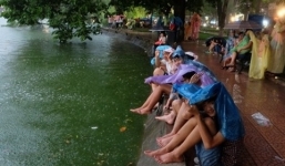 Người dân đội mưa chờ xem bắn pháo hoa mừng Quốc khánh 2/9