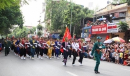 Hình ảnh đoàn diễu binh, diễu hành qua các tuyến phố