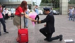 'Ông trùm Hoa hậu' cầu hôn tiếp viên hàng không ở sân bay Tân Sơn Nhất